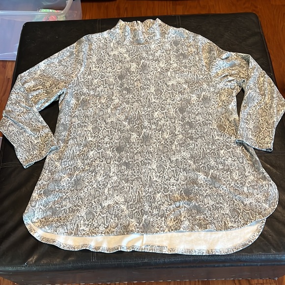 Chico’s mock-neck top size 4 (XXL) - Picture 5 of 9